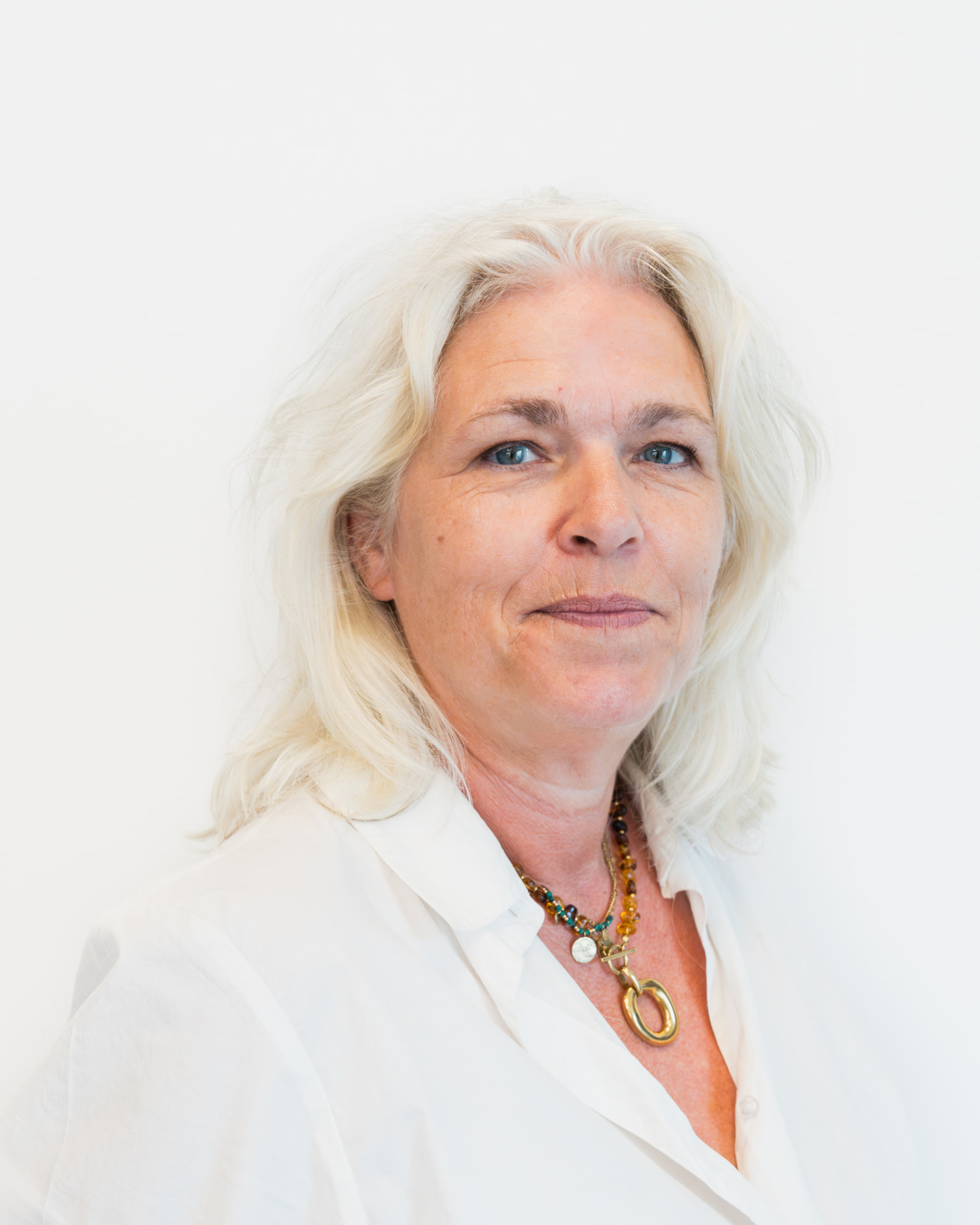 Anita Kwakman, Senior Secretary